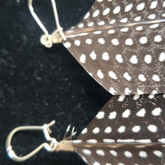 Small Size Feather 🪶 Earrings. - Picture 7 of 8